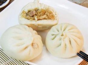 农村女孩大学毕业后创业，开黄焖鸡米饭店铺日赚万元（黄焖鸡米饭店一年赚60万）