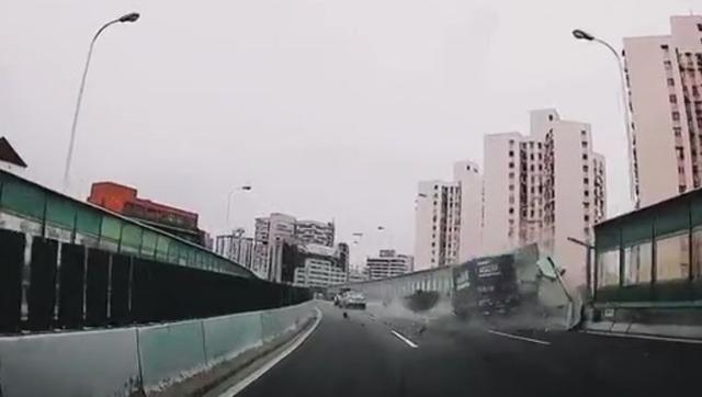 视频｜上海高架三车事故致护栏损坏，目击者称车祸前两车高速行驶疑似抢道