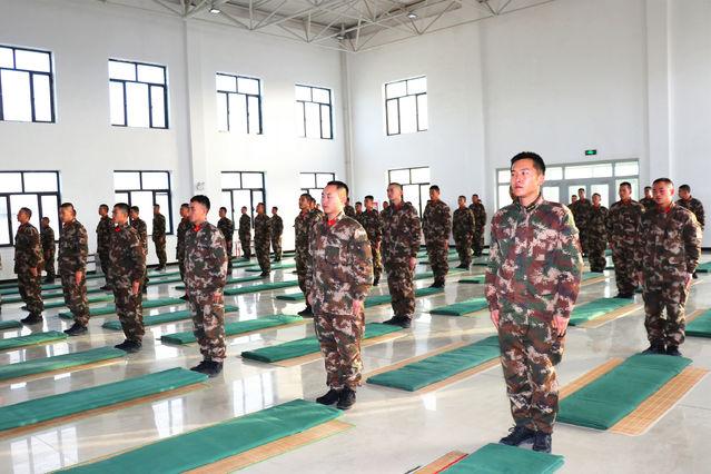 叠被子大赛来了，兵哥哥教你叠出“豆腐块”（新兵叠豆腐块被子）