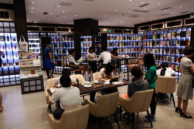 北京图书城_钟书阁北京开新店迅速成为网红！京外品牌书店集体“北上”（北京最美书店钟书阁图片）