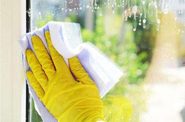 玻璃脏了不用费力擦，家政阿姨传授妙招，干净透亮不粘灰，真实用（擦玻璃干净不沾灰妙招）