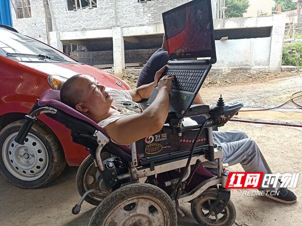 雪峰山上的“不死鸟”丨残疾青年张赫伦创业脱贫记