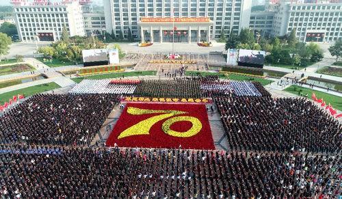 热烈庆祝中华人民共和国成立70周年 宁夏举行万人“同升一面旗、同唱一首歌”升国旗仪式