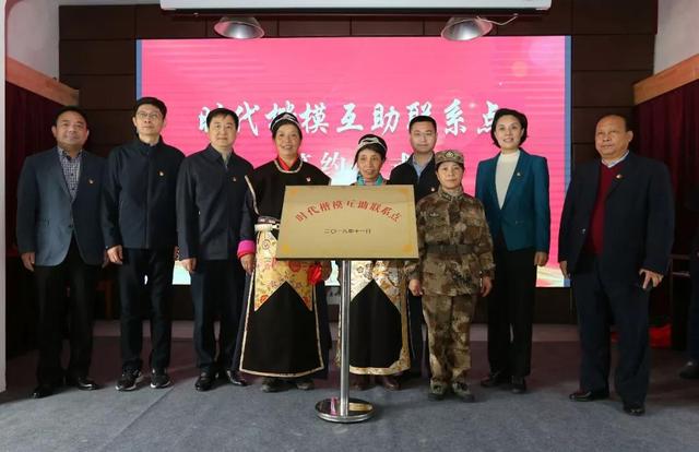 开山岛和玉麦乡，同升一面国旗