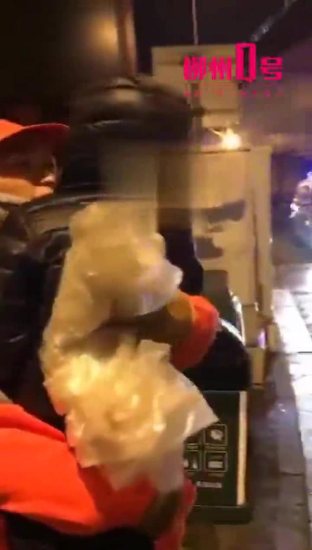 深夜，5岁男孩在柳州飞鹅立交桥底边走边哭，幸好有他们