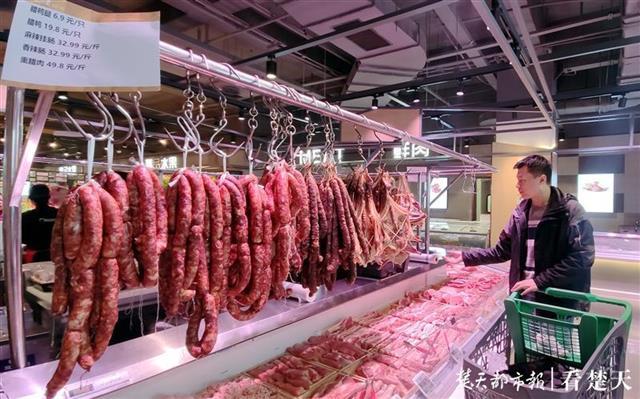 不少武汉市民想携带肉制品年货出行，腊鱼腊肉封装完好，可乘坐火车或飞机托运