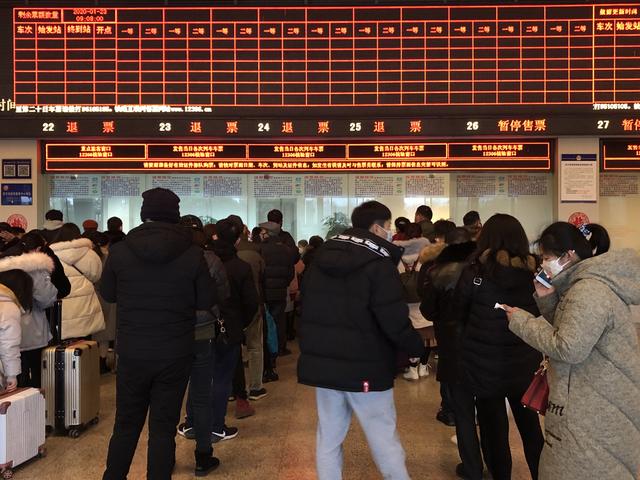 直击武汉站：进站口已关闭，只办退票不办改签（武昌站的票可以在汉口站退吗）