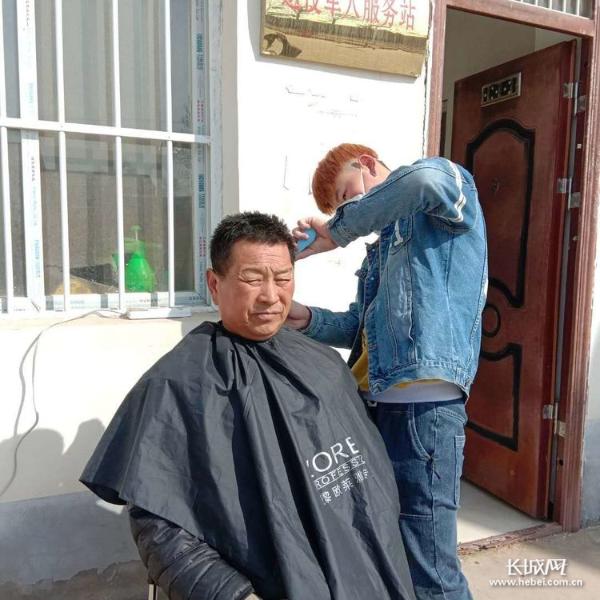 邱县临时理发室为群众义务理发