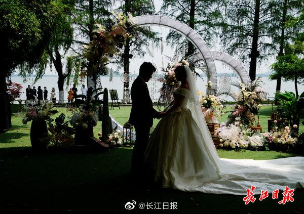 武汉婚礼_东湖边戴口罩的户外婚礼