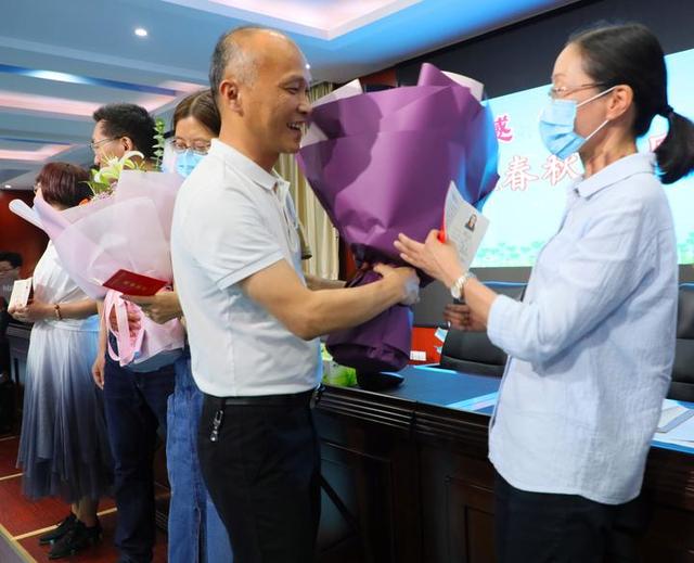 今天，上虞中学向30年教龄的老教师们致敬（上虞中学校长）