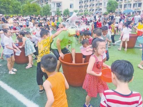 水韵中润泽生命 阳光里童真跃动