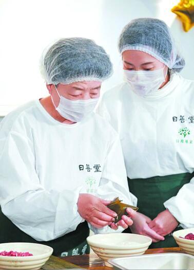 可“盐”可甜还不贵 青岛各处粽子飘香咸粽“逆袭”