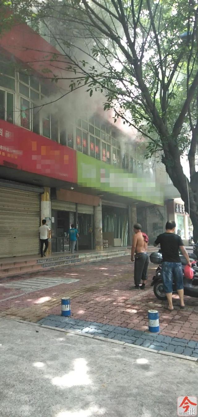 柳州飞鹅二路纺织品仓库失火，放有毛巾、袜子等易燃品