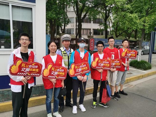 上虞中学高二（8）班学生积极开展暑期社会实践活动（上虞中学高二(8)班学生积极开展暑期社会实践活动心得）