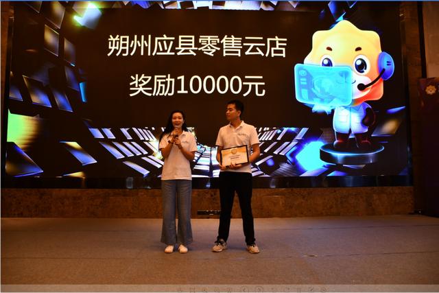 90后研究生夫妻创业加盟零售云，单店年销售700万