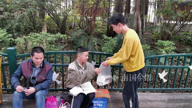 送钱、送物……飞鹅立交桥下这路边少年，为何被市民另眼相看？