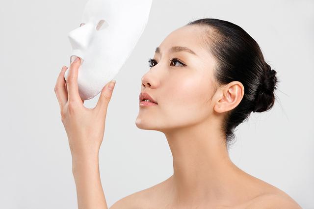白得像日光灯？