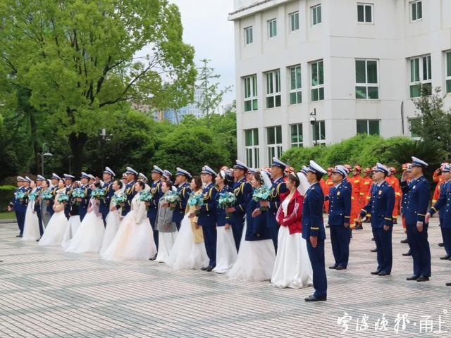 左手牵你，右手敬礼​！宁波这场婚礼太有爱了（右手牵你左右敬礼）