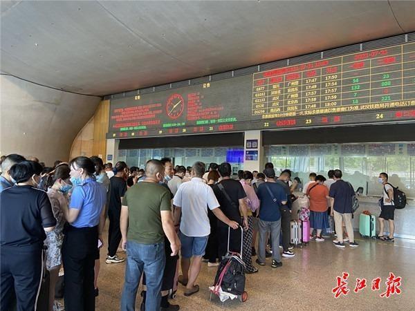 武汉站加开人工退票窗口，为晚点列车提供盒饭（武汉站退票窗口及时间）