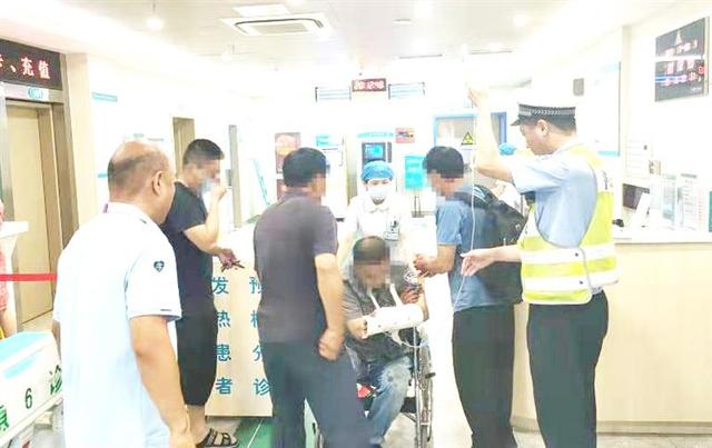 操作不当割伤手腕 交警跨市紧急护送