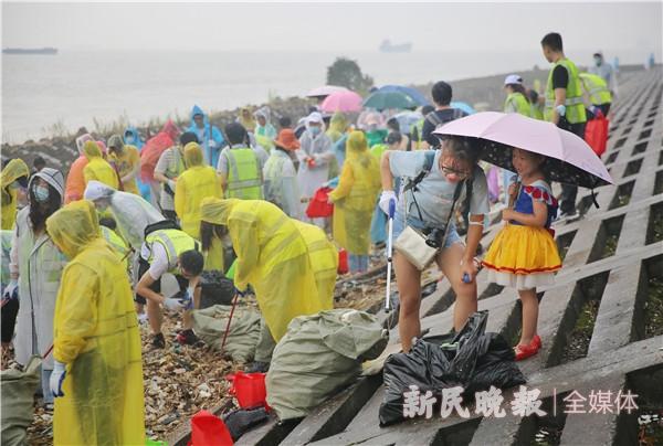 骑行、包车、自驾……市民从各处赶赴滨江森林公园，只为“把人类抛进海里的垃圾捡回来”