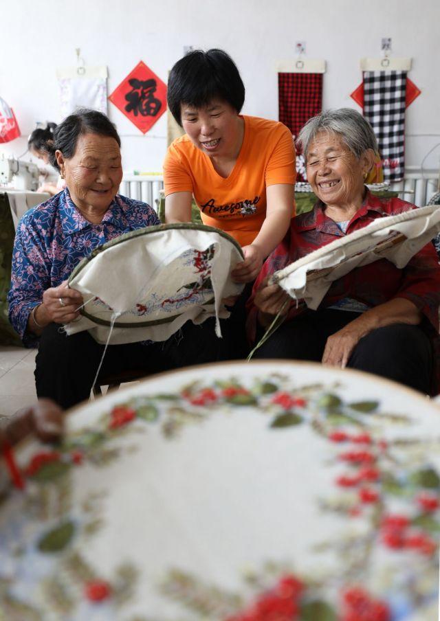 女工返乡创业，带起400农村妇女制作出口刺绣（妇女返乡创业事迹）