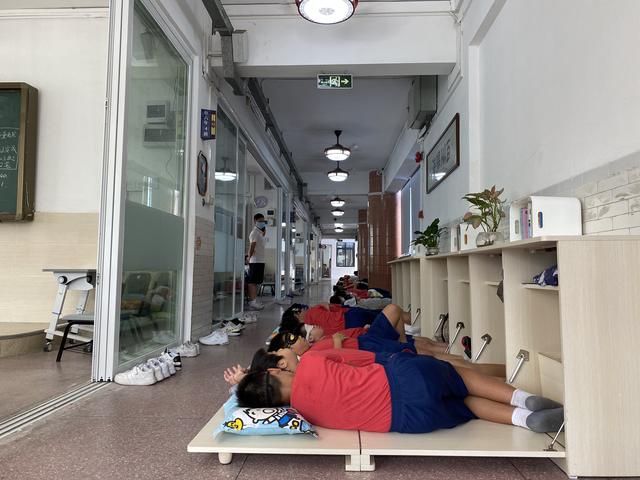 柜子秒变午休床，学生全部躺平睡（整班课桌椅变午睡床）