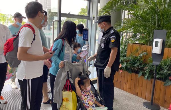 “携家带口”游园热，中秋小长假首日，多座公园游客量过万（端午节假期近亿人次出游）