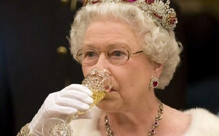 英媒：95岁英国女王在医生建议下戒酒（英国女王喝酒）