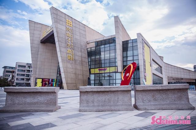 青岛美术馆_这场顶级的雕塑大展在青岛黄盒子美术馆开幕！先睹为快（青岛雕塑园的雕塑作品）