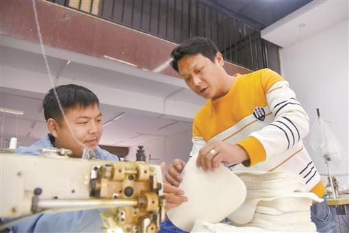 数十载脱贫梦“包”里圆——蓝山县湘兰村村民冯乔古返乡创业发展皮具产业的故事