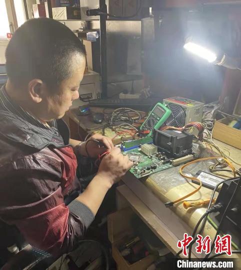 山西“70后”残疾人轮椅上创业 教徒授艺帮更多人就业