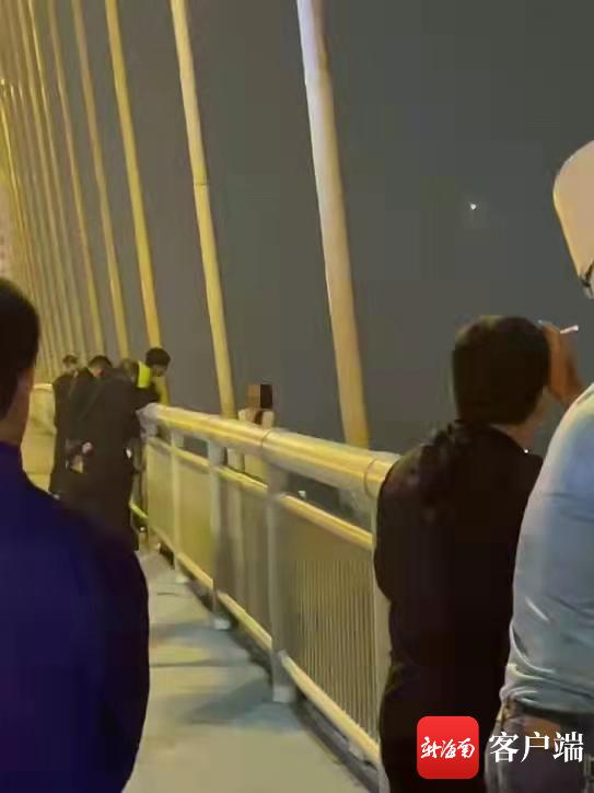 世纪大桥_女子欲跳海口世纪大桥轻生！危急时刻，两名警察出手了…