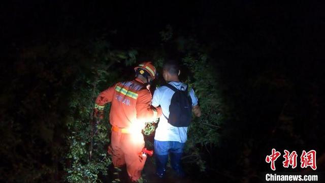 两名青年男女探险三亚落笔洞遗址被困沼泽 消防成功救援