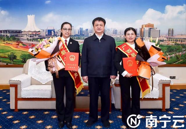 市领导会见南宁市全区“最美公务员”获得者（南宁市政府办公厅成员）
