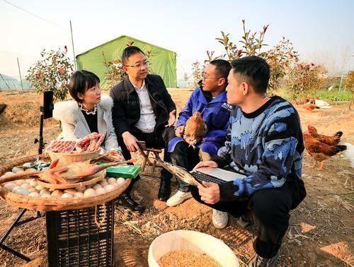 地摊创业_安徽铜陵80后女白领随丈夫回乡创业“地摊”变亿元电商企业（铜陵大学生创业园）