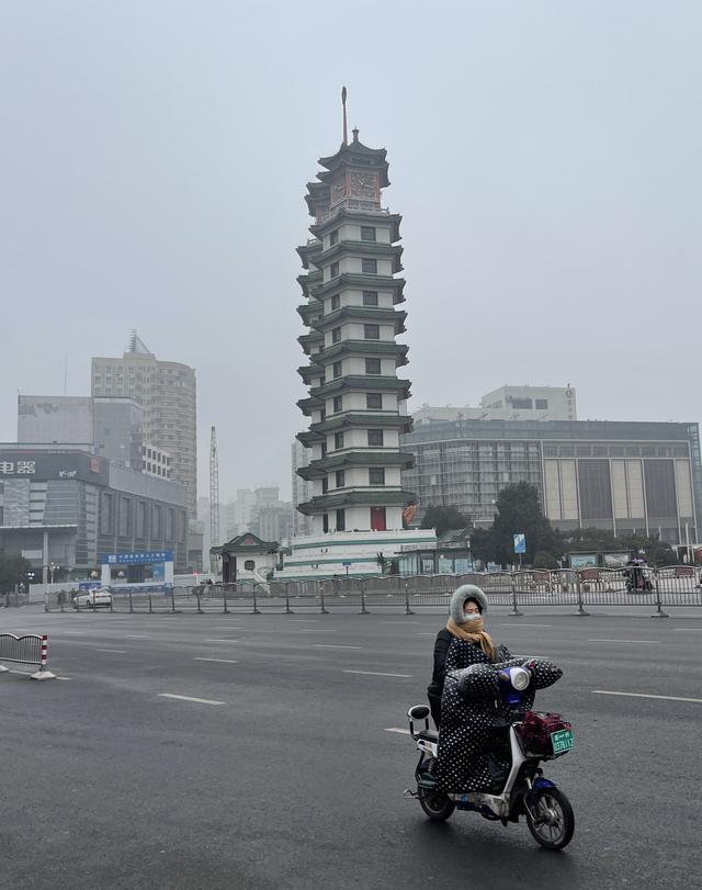 实时街景：郑州二七广场等地车流、人流量明显减少