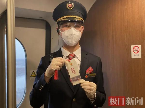 武广线_慕了慕了！武汉高铁来了一组大长腿“男子神颜天团”