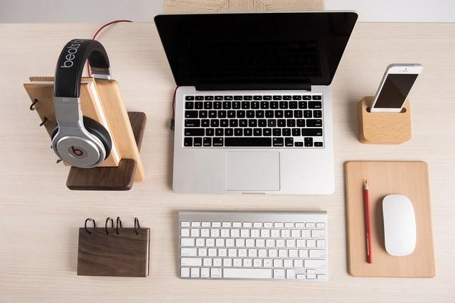 手机调静音闹钟会响吗_这样办公桌谁不想要？桌上数码用品推荐，300元全齐活儿（办公用品办公桌）