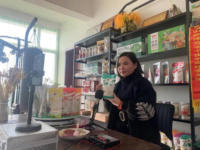 80后重回大山创业 两床棉被三个暖水袋 身体寒冷但心火热
