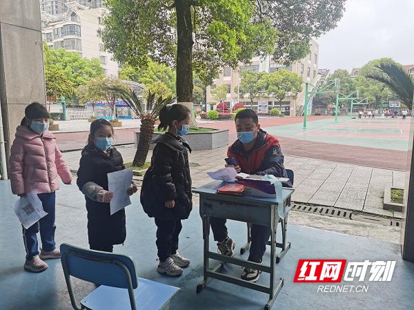 人人都是志愿者——让“志愿红”在战“疫”中绽放光芒（战疫中的青年志愿者）