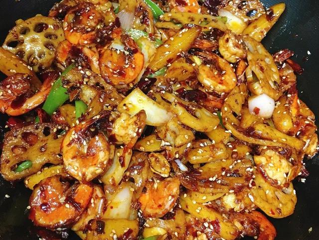 香辣干锅虾_快来get这锅幸福感爆棚的香辣干锅虾（干锅虾香辣虾）