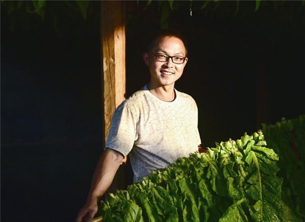 回乡创业从小白变专家 带领乡亲增收脱贫 邓斌：当好新农民 种得致富田