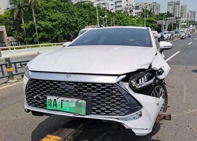 世纪大桥_视频 | 海口世纪大桥发生车祸 新能源车撞破护栏，致多车受损（海口世纪大桥严重车祸）