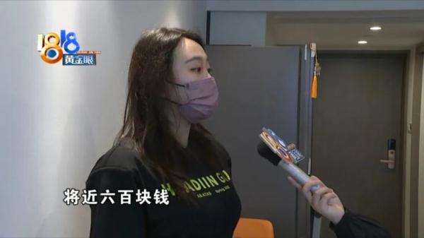 电费一月近六百 姑娘指向空调（就一台空调一个月用了快五百电费）