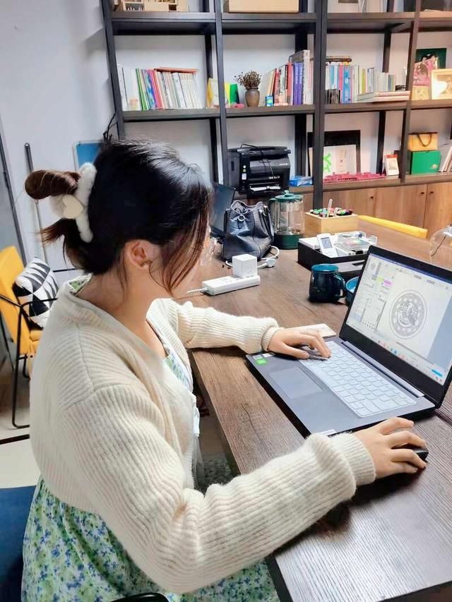 00后大学生在一颗小小纽扣中打开创业空间