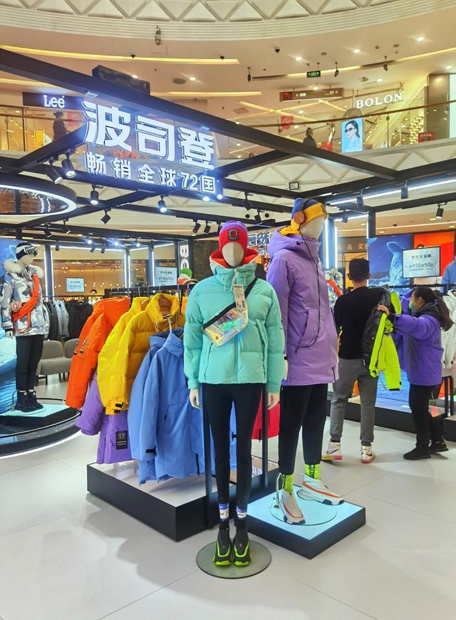 波司登去年大赚20亿元，推出万元羽绒服后，管理层：今年继续涨价（波司登万元羽绒服销售遇冷）
