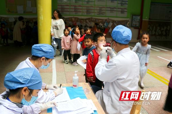 金色梯田幼儿园_给牙齿穿上“保护衣”——隆回县人民医院开展幼儿牙齿免费涂氟活动