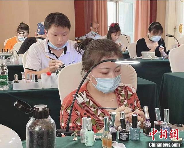 湖南益阳残疾女孩的创业故事：努力十年，只为遇见美
