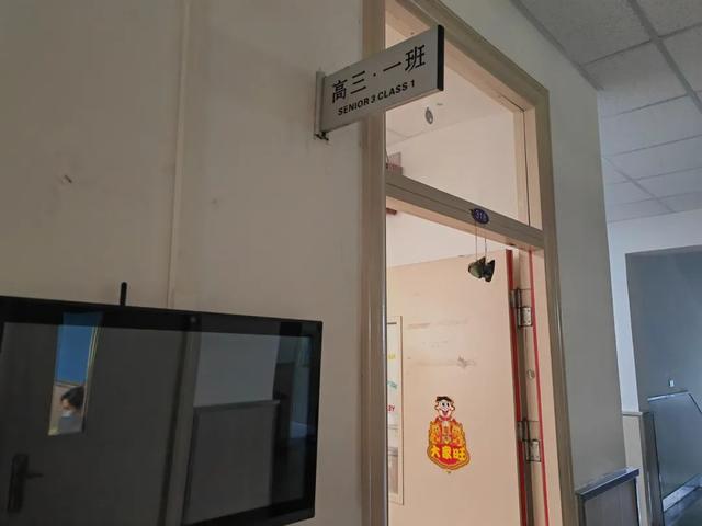 派得_这届高三老师，在直播间“送”学生去高考（高三老师开直播）